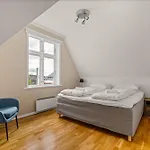 - Charming 3 Bedroom With Views! Appartement