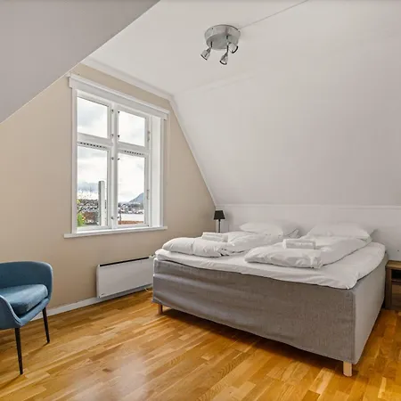 - Charming 3 Bedroom With Views! Leilighet