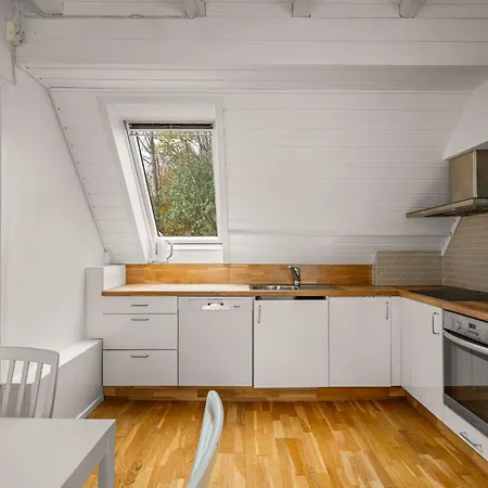 - Charming 3 Bedroom With Views! Lägenhet